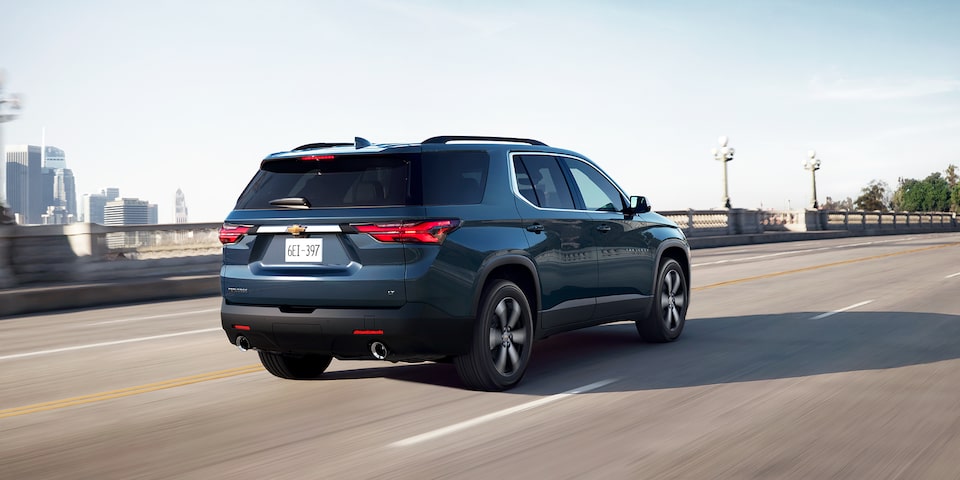 Chevrolet Traverse 2023, camioneta hasta para 8 pasajeros con transmisión automática de 9 velocidades y motor 3.6