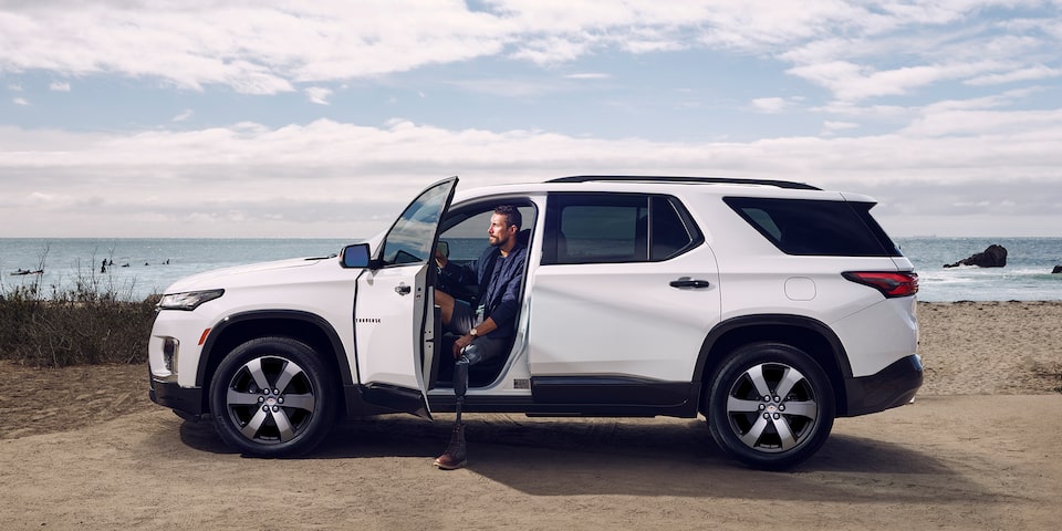 Sistema smart slide en la segunda fila de asientos diseñado para Chevrolet Traverse 2023