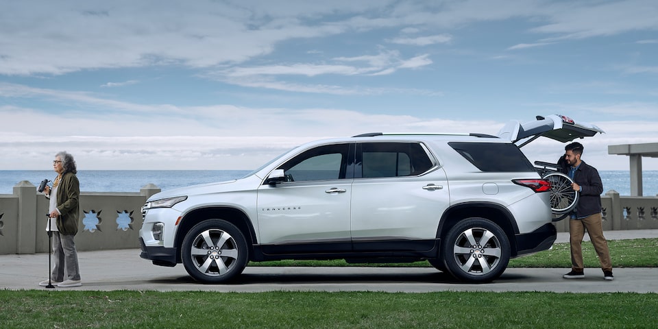 Alerta de colisión frontal con indicador de distancia y frenos con sistema de anti bloqueo para Chevrolet Traverse 2023