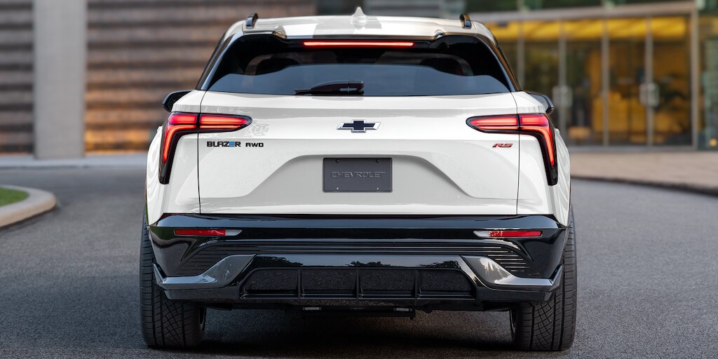 Faros IntelliBeam® que activan luces altas de faros automáticamente de Chevrolet Blazer EV 2025, camioneta SUV eléctrica